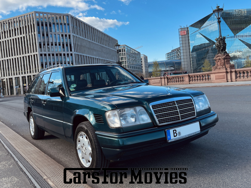 CarsForMovies | Mercedes Benz  W124 T E Klasse 1994 Deutschland Grün Schwarz Zivilfahrzeug Kombi Berlin 7621 Schiebedach leder ahk Anhängerkupplung